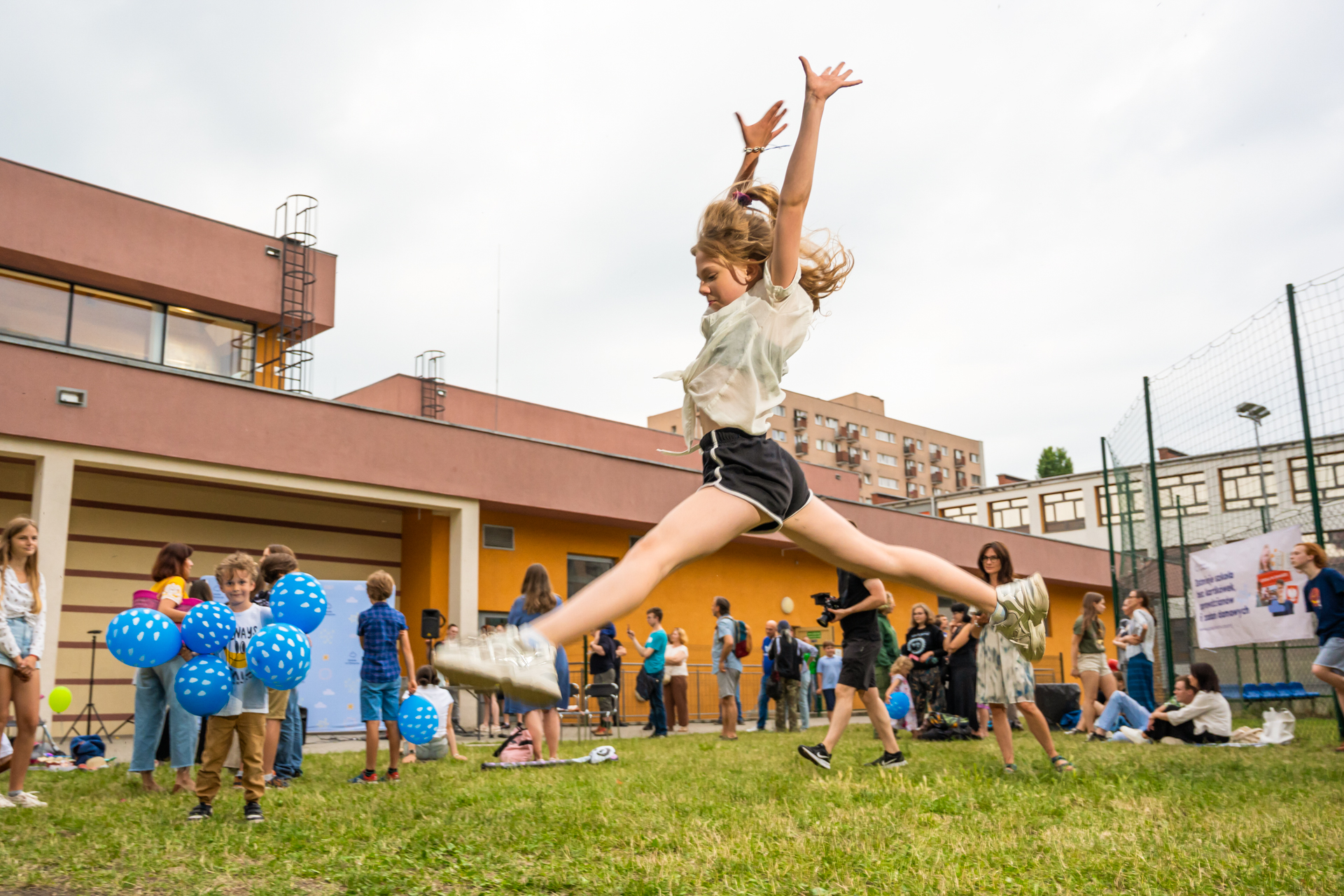 edukacja domowa a sport. Dziewczynka akrobatka