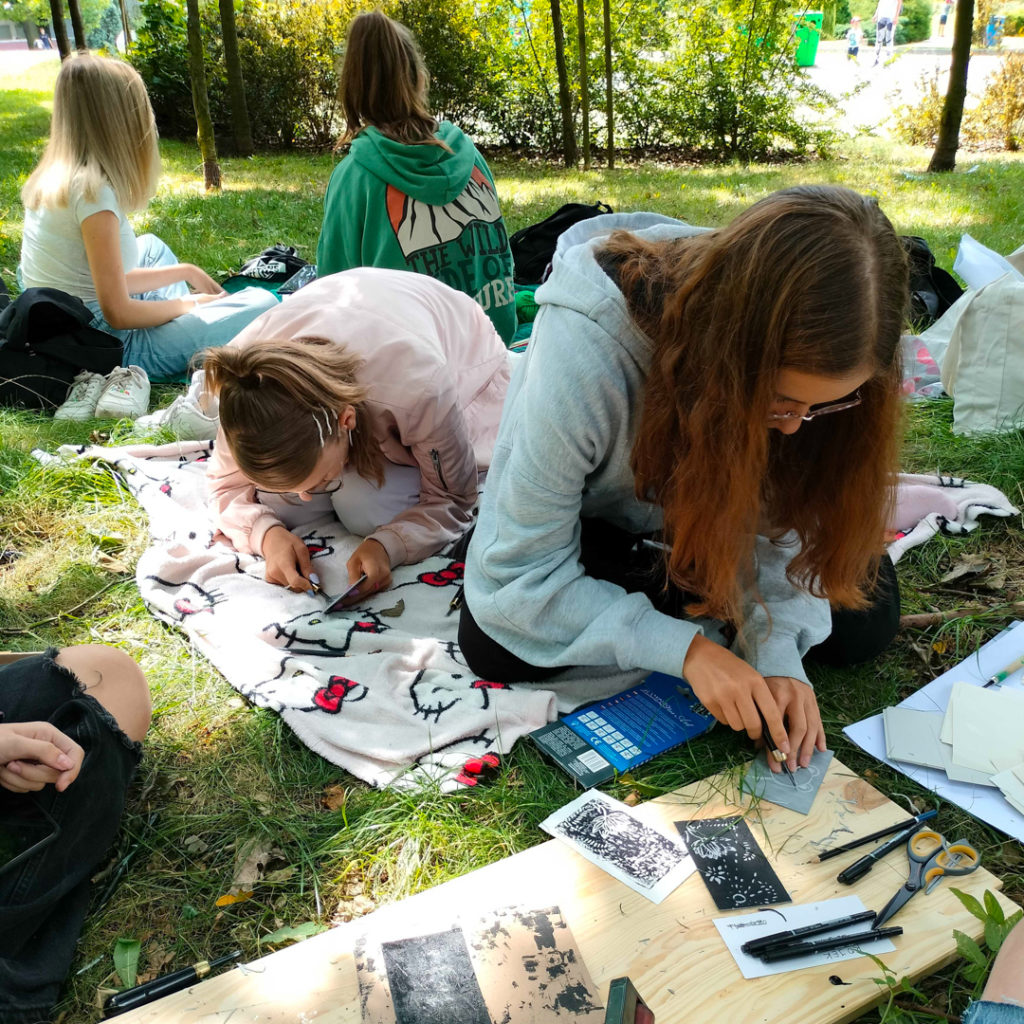 Warsztaty z linorytu, które poprowadziła uczennica Szkoły w Chmurze